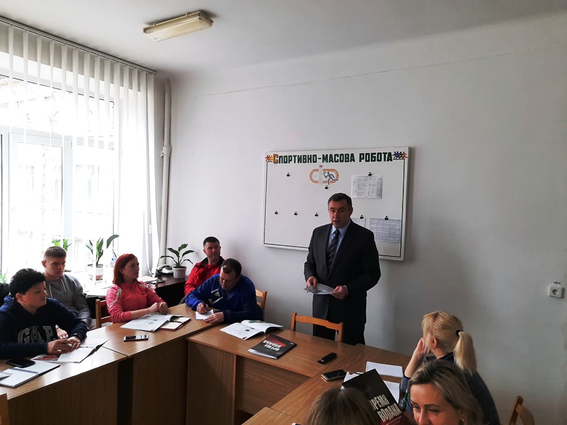 Перед вчителями виступає декан В. Омельяненко 